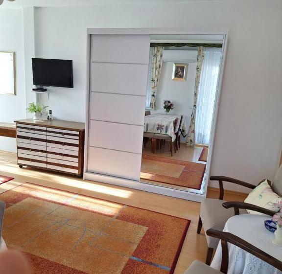 1 Szobás Apartman, Pension óvári