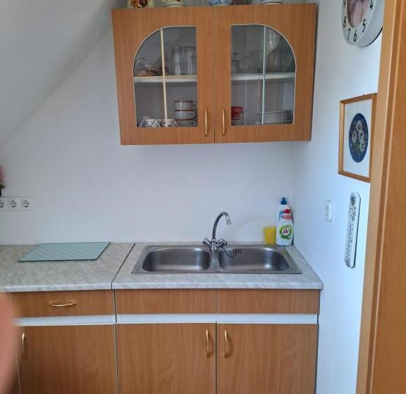 1 Szobás Apartman, Pension óvári