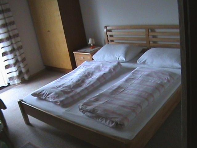 اتاق استاندارد سه تخته با سرویس بهداشتی مشترک, Privatzimmer Anneliese