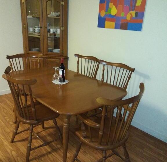 דירת חדר, Rosedale Manor