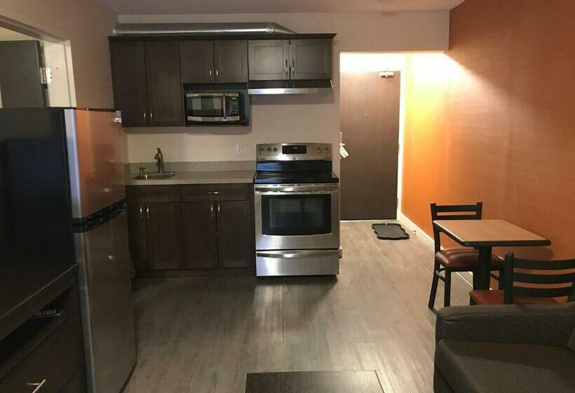キングサイズベッドのスイートルーム, Bay Hill Inns & Suites