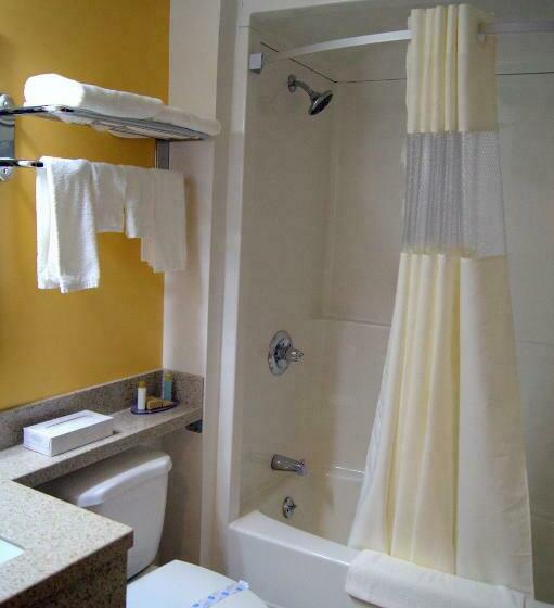 キングサイズベッドのスイートルーム, Bay Hill Inns & Suites
