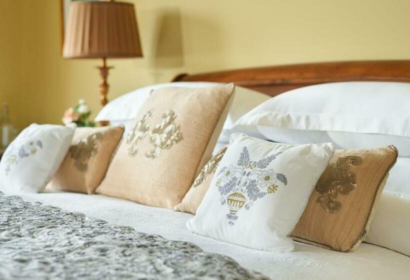 جناح جونيور, Heatons Guesthouse