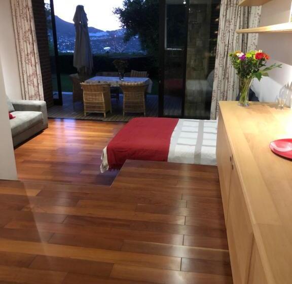 Номер Стандарт с Балконом, Snooze In Hout Bay Self Catering