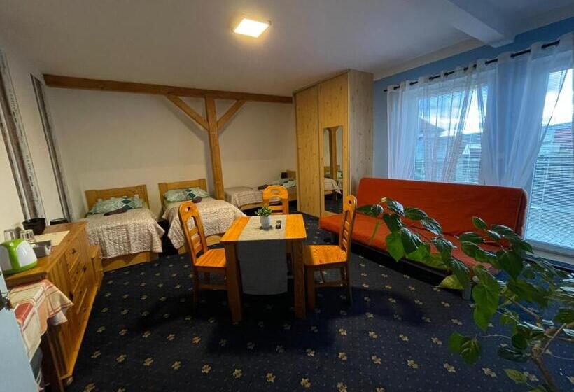 Четырехместный Номер Стандарт с Балконом, Guest House Na Kope Ku