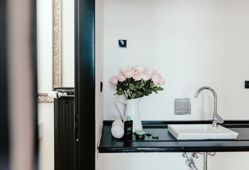 Кровать в Многоместном Номере с Общей Ванной, Wake Up Wellness Hostel