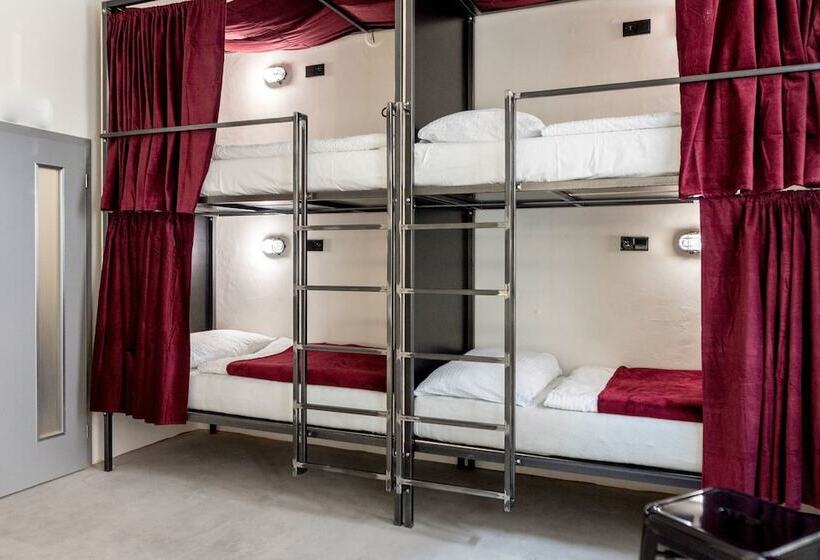 Кровать в Многоместном Номере с Общей Ванной, Wake Up Wellness Hostel