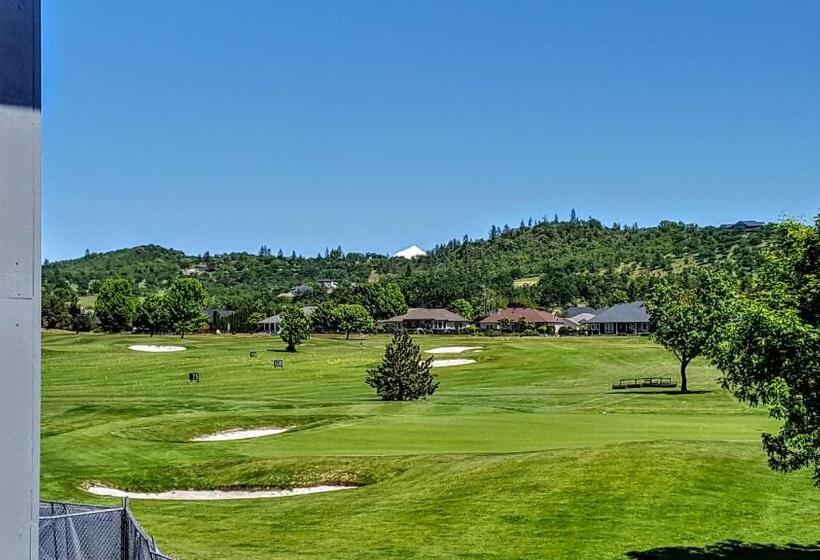 Номер Superior Кровать Кинг, Resort At Eagle Point Golf Club Lodging