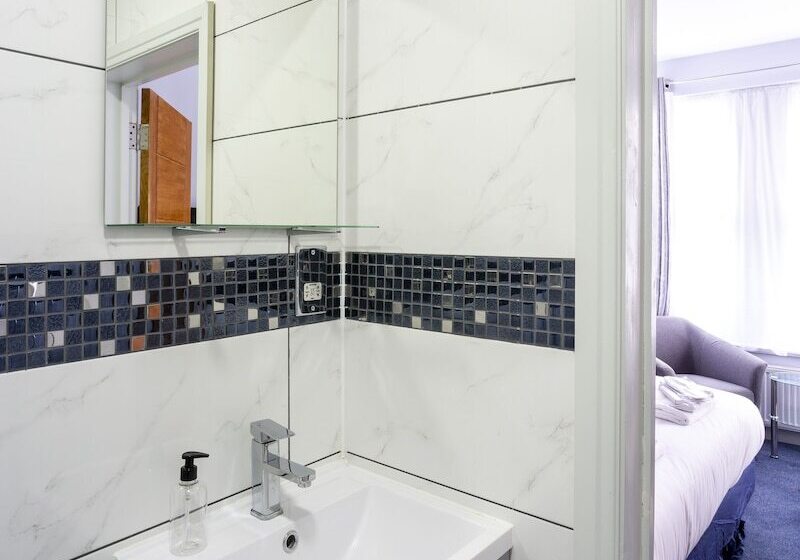 Standard Single Room, Wellesley