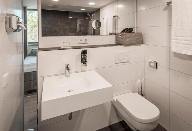 غرفة عائلية, Motel B