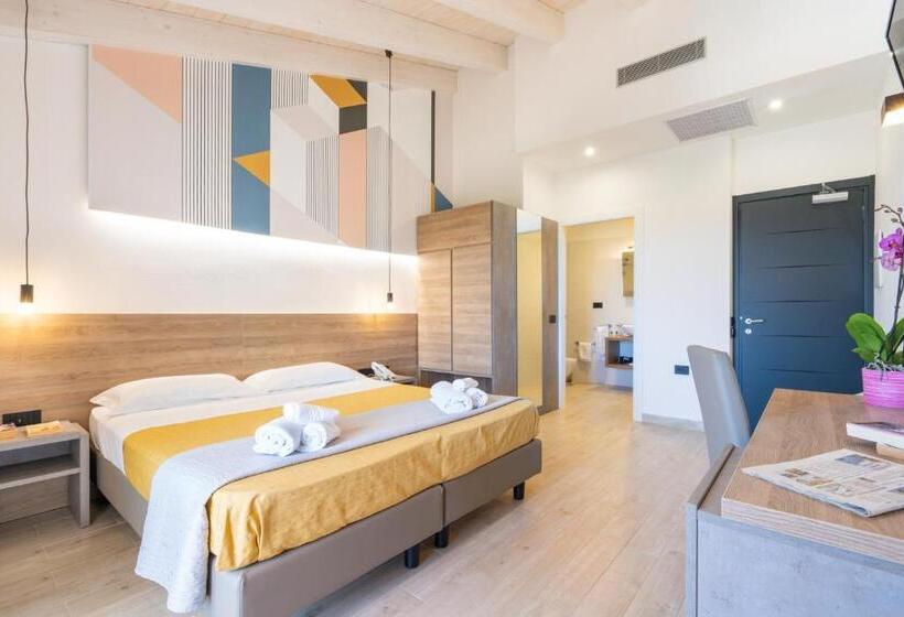اتاق لوکس با چشم‌انداز دریا, Horizon Hotel Badesi