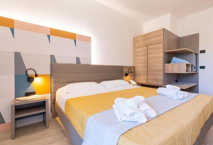 اتاق سه نفره دلوکس با چشم‌انداز دریا, Horizon Hotel Badesi