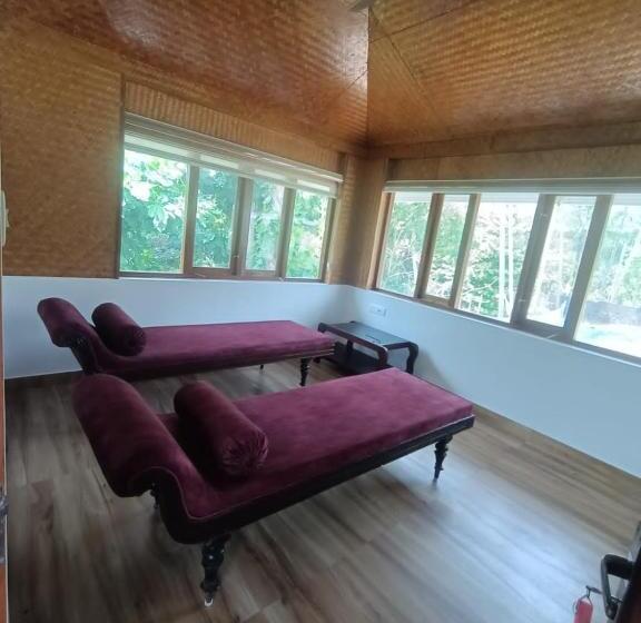 اتاق لوکس با بالکن و چشم‌انداز دریا, Sherly Cottages