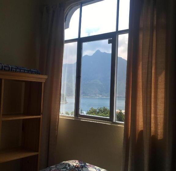 اتاق استاندارد با چشم‌انداز دریاچه, Mandala’s Hostal