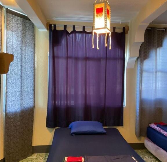 تختخواب در اتاق مشترک, Mandala’s Hostal