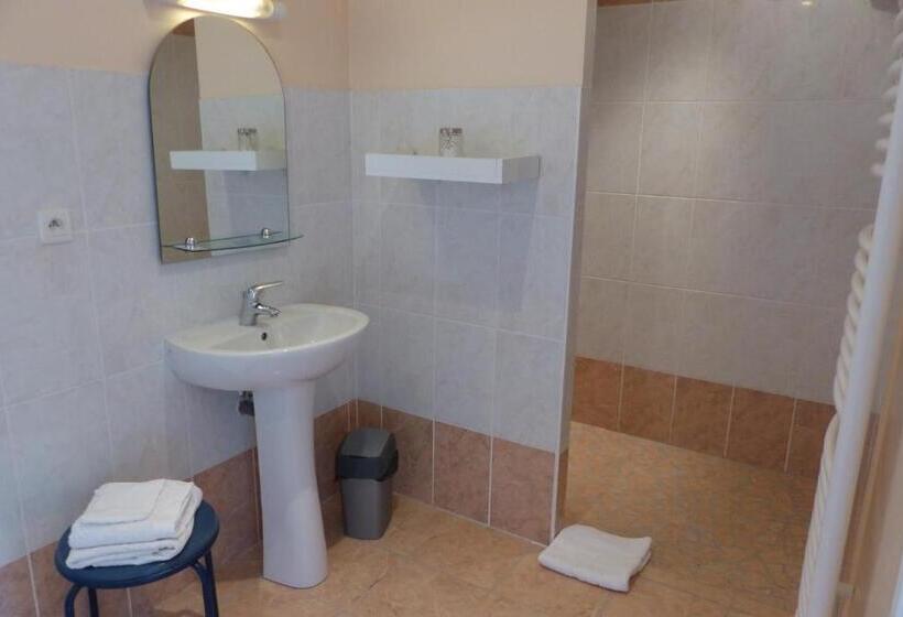 اتاق استاندارد برای معلولان, La Ferme De Chaleyre