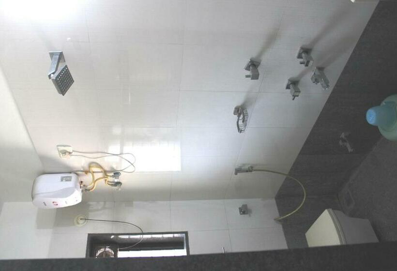 带阳台标准四人间, P P Motel