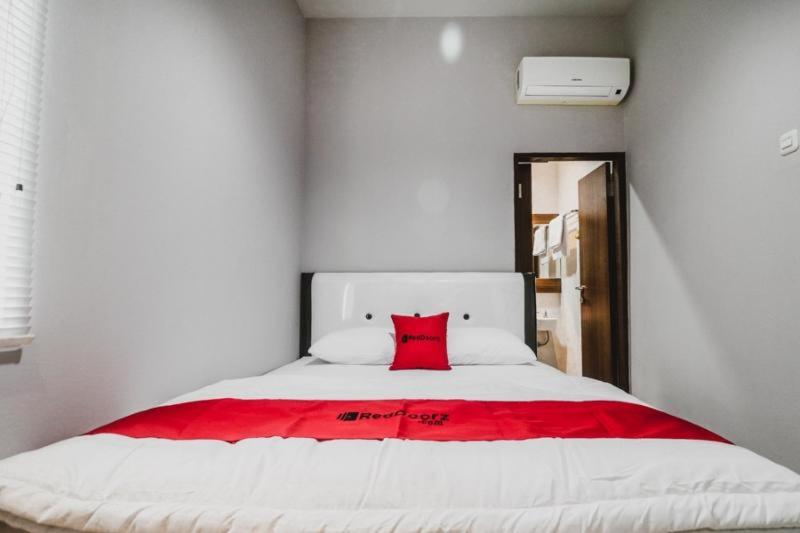 Номер Стандарт, Reddoorz Near Kebon Jeruk Jakarta