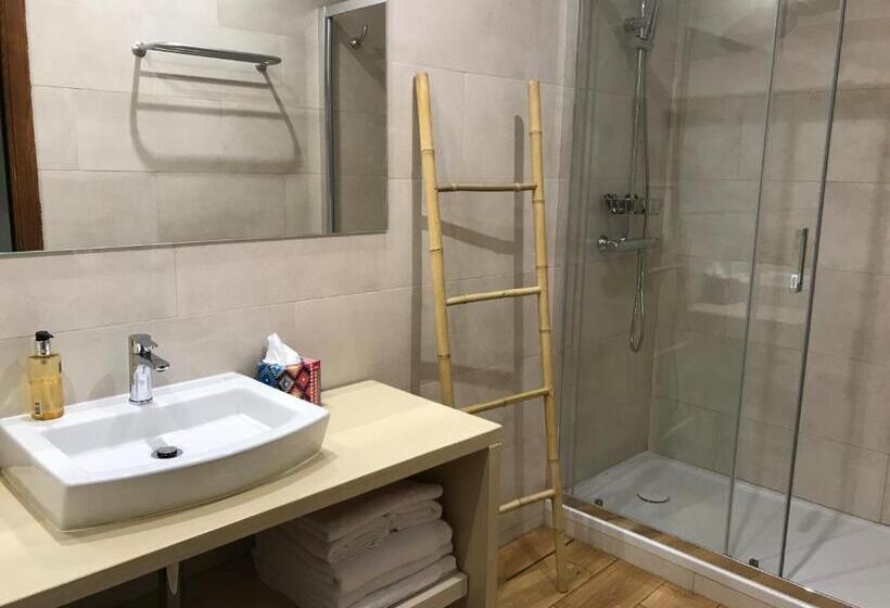 标准三人间, Hostal De Bianya