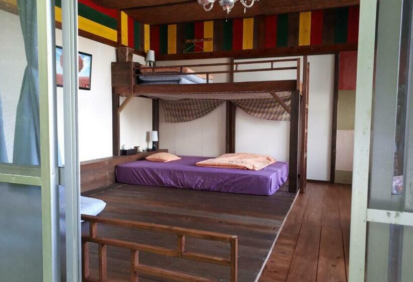 스탠다드 4인용 룸 공용 욕실, Backpackers Guesthouse Border