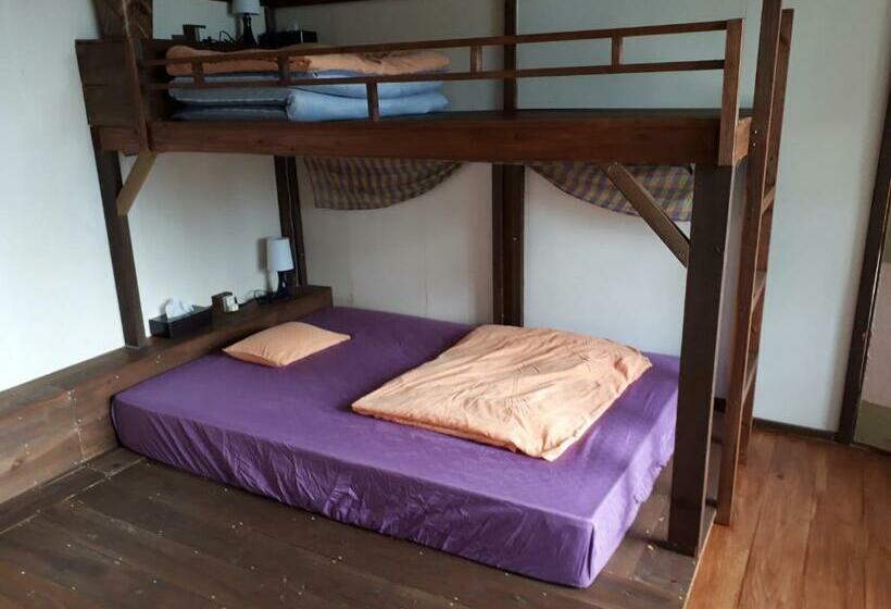 스탠다드 4인용 룸 공용 욕실, Backpackers Guesthouse Border