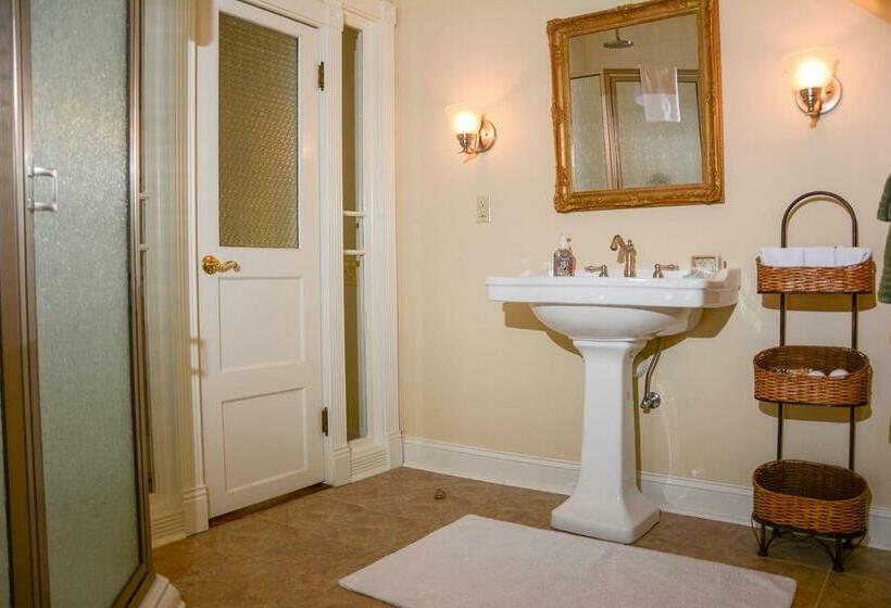 Люкс Повышенной Комфортности, The Towers Bed & Breakfast