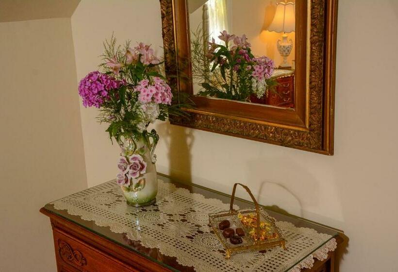Люкс Повышенной Комфортности, The Towers Bed & Breakfast