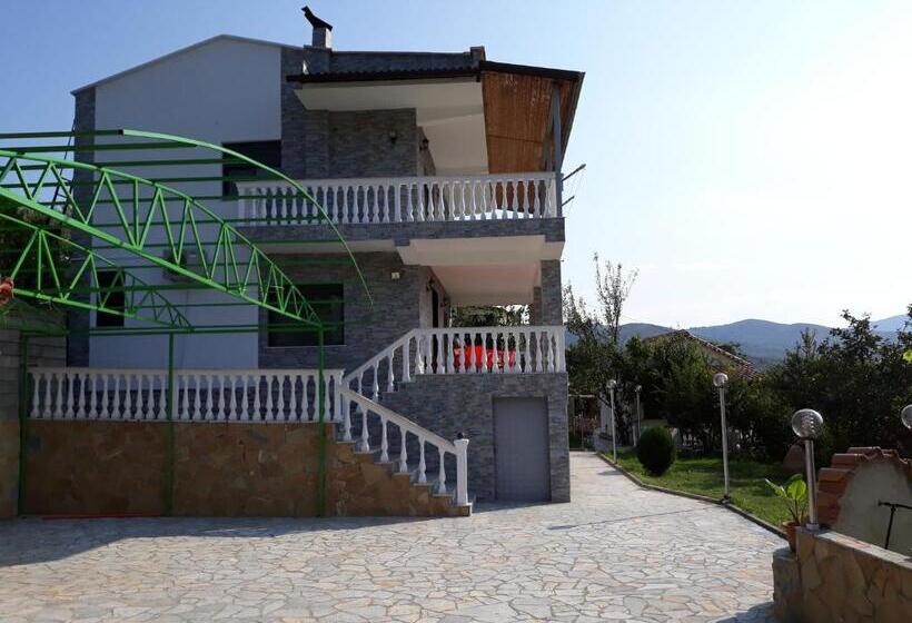 패밀리 룸, Guest House Xhuljon