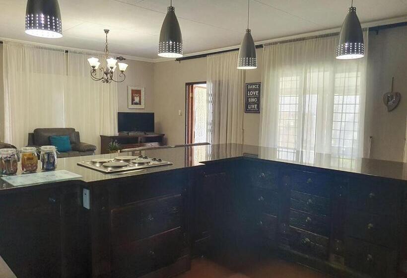 Апартаменты 1 Спальня Вид на Сад, Micasa Sucasa Guesthouse
