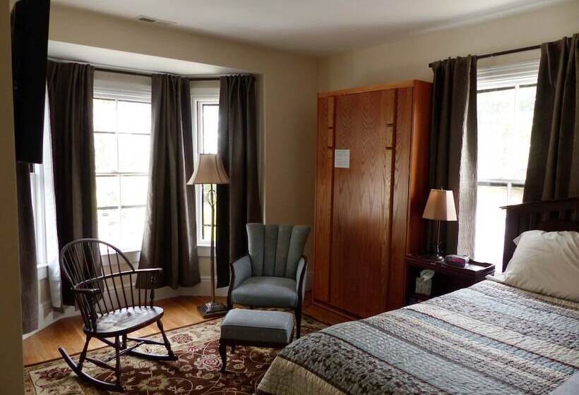디럭스 트리플 룸, Davis Square Inn