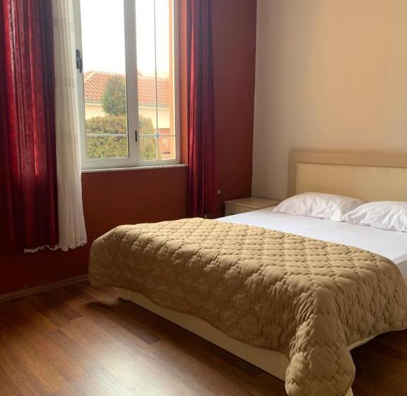 家庭间, Vila Topciu