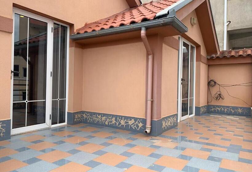 带阳台套房, Vila Topciu