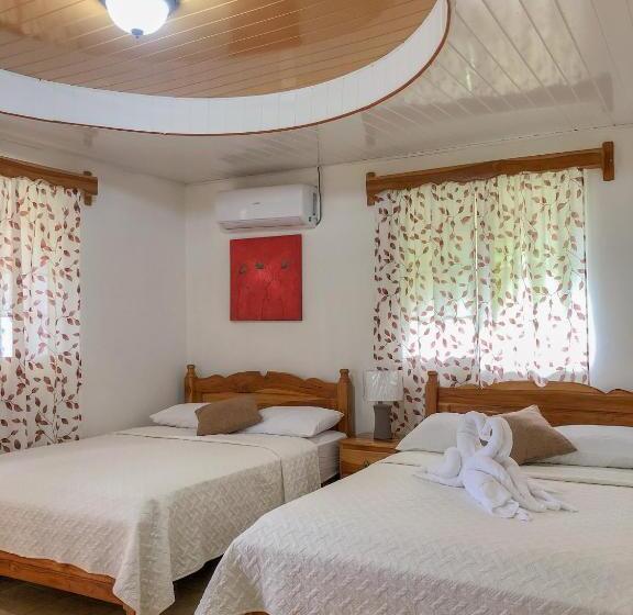 발코니가 있는 4인용 스탠다드 룸, Hostal Familiar Rolo