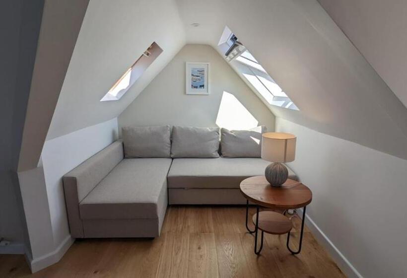 اتاق لوکس با چشم‌انداز دریا, Beach Lodge