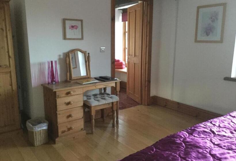 اتاق خانوادگی با چشم‌انداز دریا, Coombe House B&b