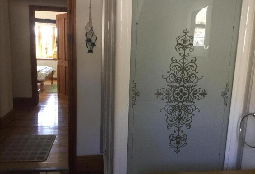 اتاق سه نفره دلوکس با چشم‌انداز دریا, Coombe House B&b