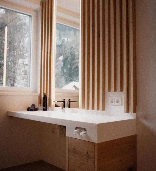 Family Suite, Anett
