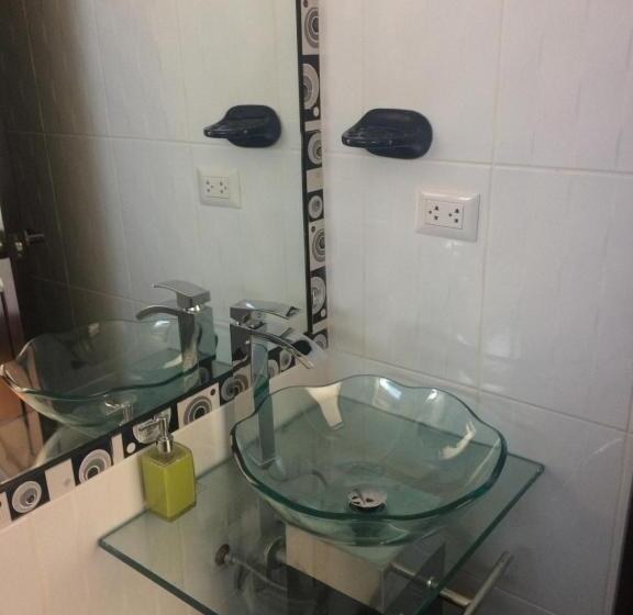 اتاق لوکس, Quilla House 2