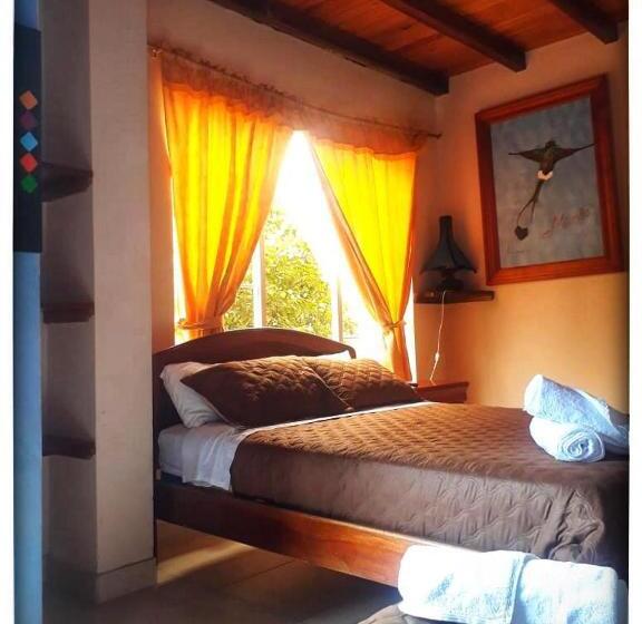 스탠다드 트리플 발코니 룸, Hostal Casa Cultural Mindo