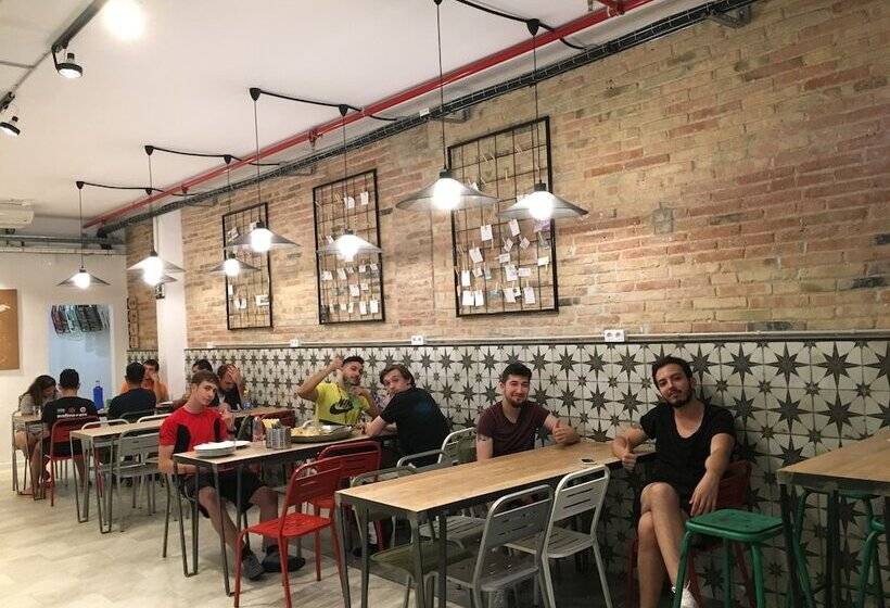 Кровать в Общей Комнате, Hola Hostal Collblanc