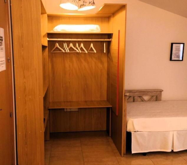 Номер Стандарт Трехместный, Hostal Catalina De Austria