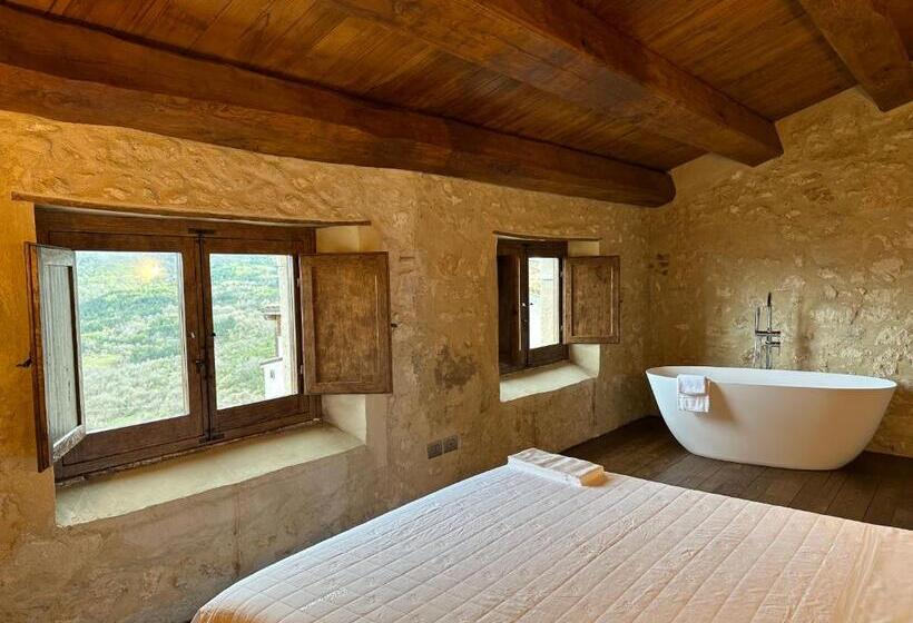 جناح مطلّ علي الجبل, Charme In Perillis