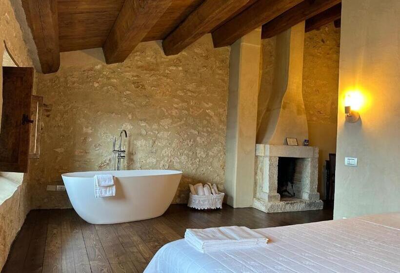 جناح مطلّ علي الجبل, Charme In Perillis