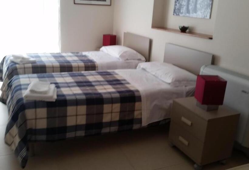 اتاق استاندارد سه نفره, Sorge Palace