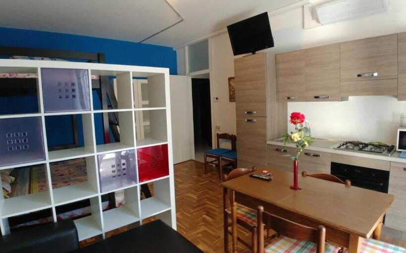 Студия Премиум, Affittacamere Valchiavenna Foresteria In Tranquilla Villa Signorile Con Comodo Parcheggio Privato