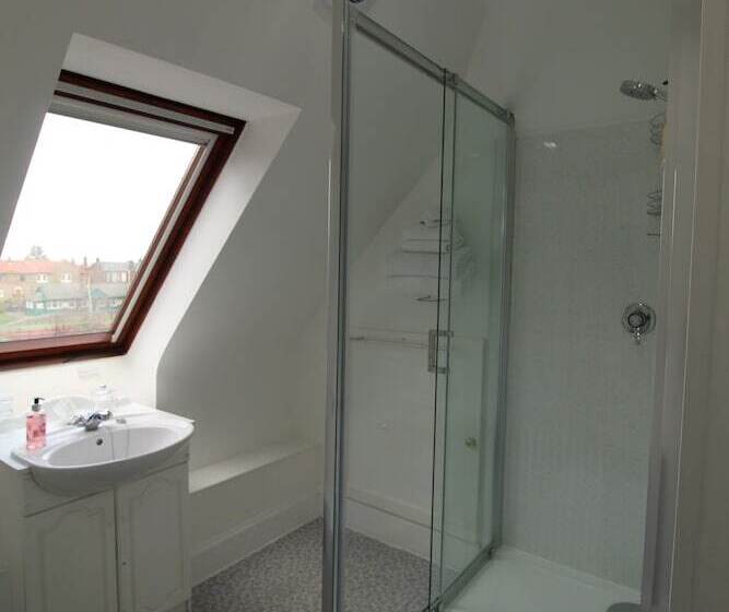 اتاق استاندارد سه نفره, Dunedin Guest House