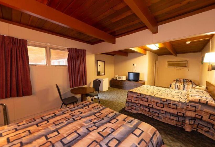 Семейный Номер, Cedar Inn