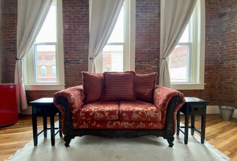 Deluxe Studio, Eighteenninety Sleepover