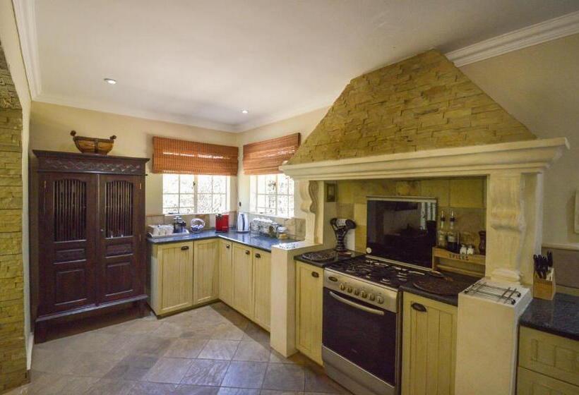 Дом 3 Спальни, San Rock Guest House