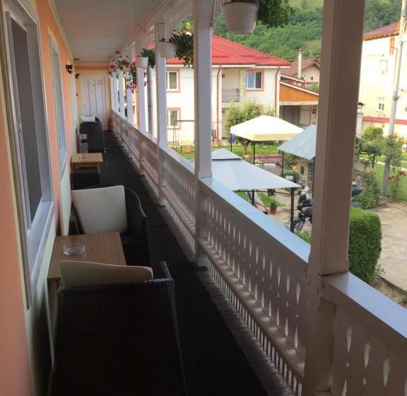 חדר סטנדרט לשלושה, Pensiunea Flora